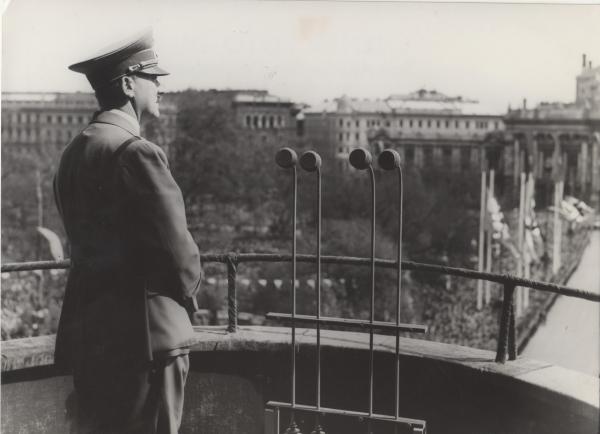 Bild 1 von 2: 1938: Hitler auf dem Balkon des Wiener Rathauses.