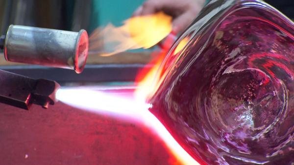 Bild 1 von 13: Im Bild: Glashütte Comploj. Der Tiroler Robert Comploj  ist mit seiner neuen Glashütte seit zwei Jahren in Wien sesshaft. Sein Mitarbeiter Wolfgang Janata stammt aus Böhmen.