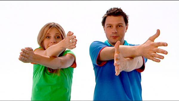 Bild 1 von 2: Tanja und André spielen ein Spiel, bei dem sie ihre Finger kreuzen.