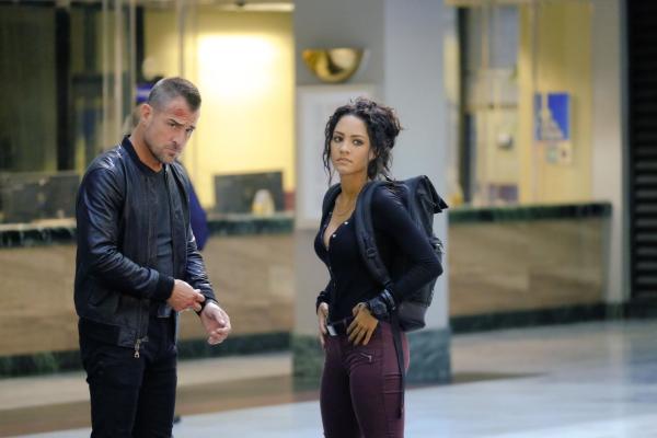 Bild 1 von 53: Jack Dalton (George Eads, l.) und Riley Davis (Tristin Mays, r.) helfen MacGyver dabei, eine Whistleblowerin zu beschützen, die Beweise hat, dass ihr Chef Waffen an Feinde Amerikas verkauft ...