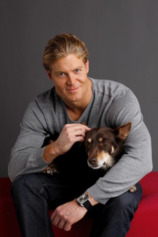 Bild 1 von 18: Zu seinen Patienten zählen exotische Papageien, in Not geratene Delfine, giftige Schlangen und alles, was Down Under kreucht und fleucht: Tierarzt Dr. Chris Brown