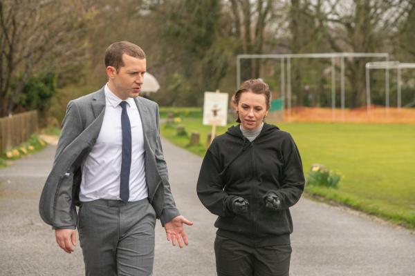 Bild 1 von 11: DS Jamie Winter (Nick Hendrix) wird beruflich wie emotional gefordert, denn seine plötzlich auftauchende Jugendliebe Caitlin Dawson (Jessica Ellerby) ist Journalistin und wittert eine Jahrhundert-Story hinter den Vogelscheuchen-Morden.