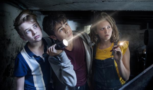 Bild 1 von 7: Tonie (Tommy van Lent, li.), Oscar (Samuel Beau Reurekas, Mi.) und Karo (Luna Wijnands,re.) sind heimlich durch den Garten auf das Grundstück und dann in den Keller gelangt.