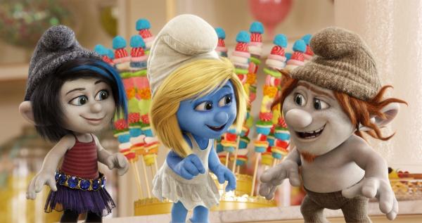 Bild 1 von 2: (Katy Perry) is surrounded by Gargamel's naughty creations Vexy (left, Christina Ricci) and Hackus (right, J.B. Smoove) in a candy store in Paris, France in Sony Pictures Animation SMURFS 2.
