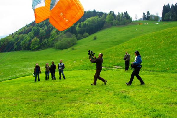 Bild 1 von 8: Getrennt- und Zusammenschreibung am Beispiel von Single- und Tandem-Paragliding. Auftrag: Erstellung eines Werbeflyers.