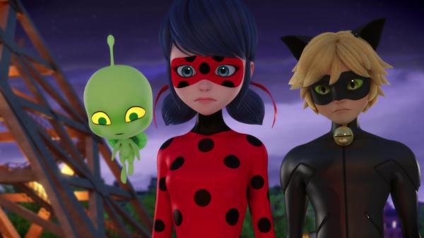 Bild 1 von 5: Als Master Fu von seiner Vergangenheit eingeholt wird, nimmt er Marinettes und Adriens Miraculous zurück, um sie zu beschützen. Doch die beiden sind bereit, alles zu tun, um ihn zu verteidigen, auch wenn das bedeutet, ohne ihre Superkräfte gegen ein Sentimonster zu kämpfen â?¦