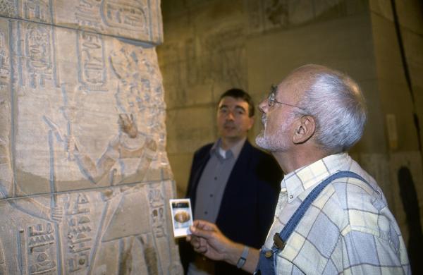 Bild 1 von 2: Ist Peter (Peter Lustig, r.) einem Verbrechen auf der Spur? Ein Besuch im Ägyptischen Museum soll ihm helfen, die geheimnisvollen Schriftzeichen zu entschlüsseln.