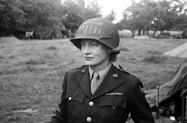 Bild 1 von 3: Lee Miller nahm die Kamera selbst in die Hand und war eine der wenigen Kriegsfotografinnen in Europa. Im Bild sieht man sie 1944 in der Normandie in Frankreich.