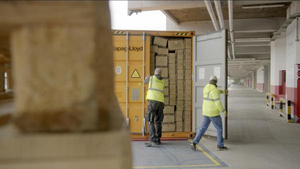 Bild 1 von 15: Im Bild: Container, Zollkontrolle Hafen Wien, Inhalt: Lichterketten.