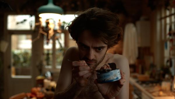 Bild 1 von 3: Jizzlord (Luke Rollason) greift zum Thunfisch, in der Hoffnung, seinen Verpflichtungen zu entfliehen.