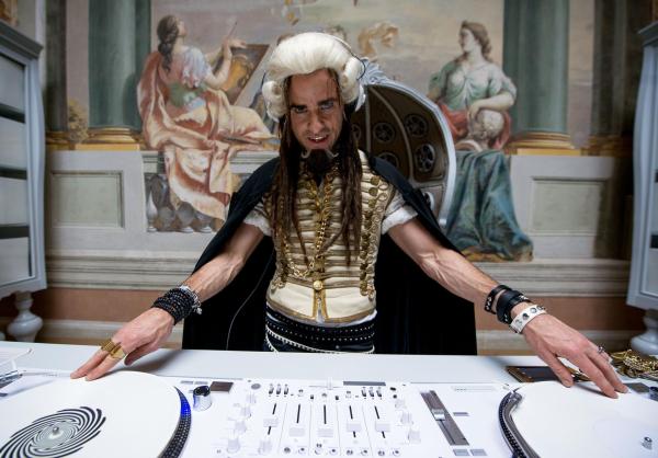 Bild 1 von 13: Ist Evil DJ (Justin Theroux) wirklich so böse, wie sein Name vermuten lässt?