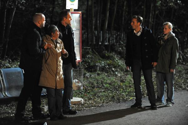 Bild 1 von 9: Beherzt greift Vitus ein, als Ayse bedroht wird. Von links: Dirk (Jan Felski), Ayse Kesoglu (Sebahat Ünal), Gustl (Robert Langzauner), Vitus (Gabriel Raab) und Yvonne Preissinger (Alexa Eilers).