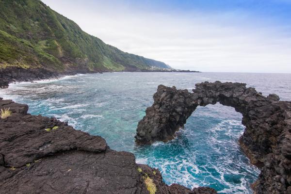 Bild 1 von 4: Bizarre Lavaklippen - die neun Inseln der Azoren sind vulkanischen Ursprungs.