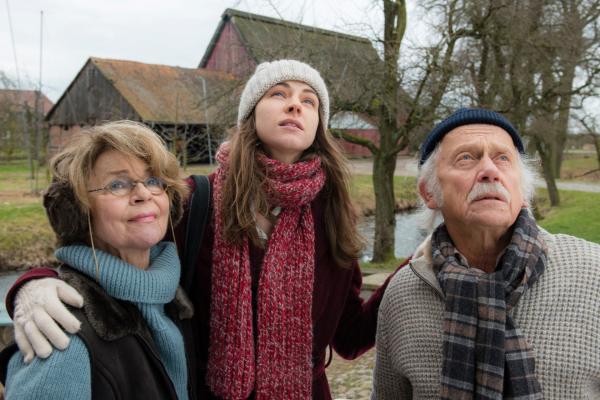 Bild 1 von 15: Jules (Natalia Belitski, M.) Opa Walter (Tilo Prückner, r.) hat das Haus mit Weihnachtsbeleuchtung festlich geschmückt. Aber wird Jule wirklich mit Oma Rosi (Cornelia Froboess, l.) und Walter Weihnachten feiern können?