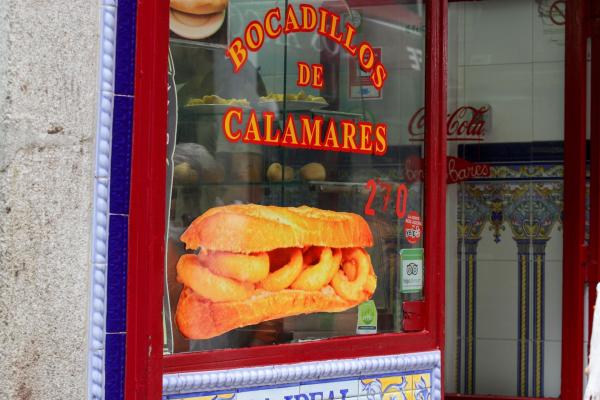 Bild 1 von 21: Im Bild: In den Gassen rund um Madrids Plaza Mayor wimmelt es von Restaurants, die auf \