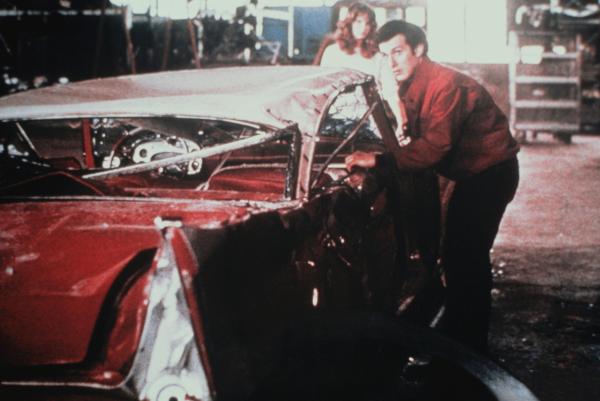 Bild 1 von 25: Arnie (Keith Gordon, r.) und Leigh (Alexandra Paul, l.) können es nicht fassen, als sich der völlig zerstörte Wagen vor ihren Augen von selbst regeneriert ...