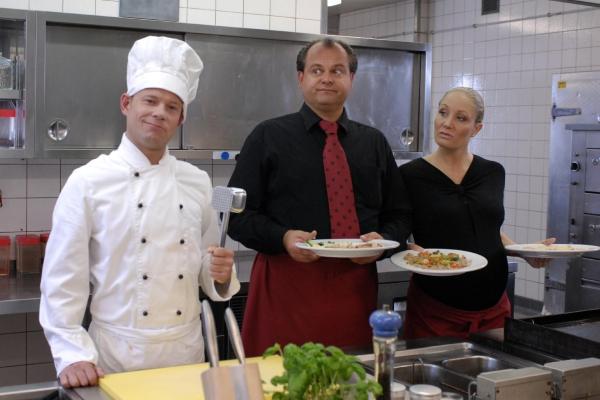 Bild 1 von 3: Sternekoch Mathias (Mathias Schlung, l.) stand früher bei \