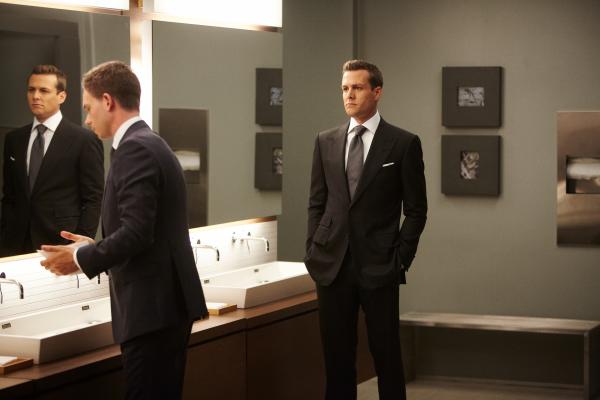 Bild 1 von 2: Zwischen Loyalität und Karriere: Mike (Patrick J. Adams, l.) hadert mit Harveys (Gabriel Macht, r.) Entscheidung, die Chancen seines Freundes zunichtezumachen. Die Spannungen zwischen den beiden steigen - auch fernab des Gerichtssaals.
