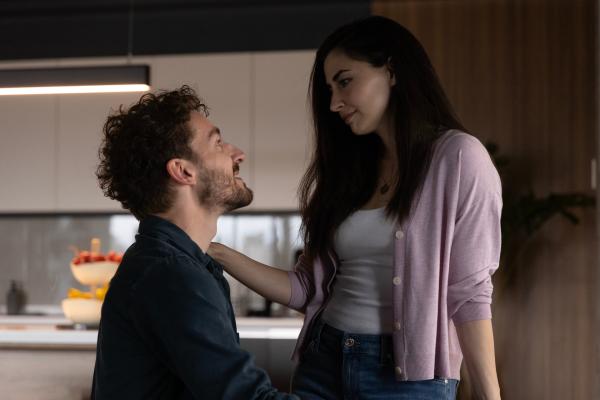 Bild 1 von 4: Leyla (Dilan Gwyn) mit ihrem neuen Freund, Jakob Kroos (Martin Bruchmann).
