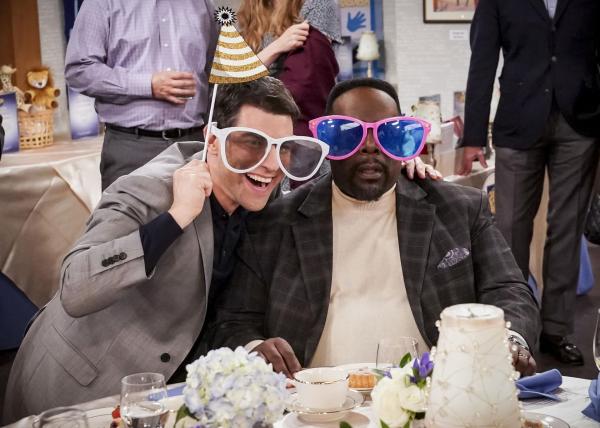 Bild 1 von 18: Dave Johnson (Max Greenfield, l.); Calvin Butler (Cedric the Entertainer, r.)