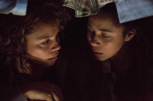 Bild 1 von 12: Für die Kellnerin Eva (Carmen Ejogo, l.) und ihre Tochter Cali (Zoë Soul, r.) beginnt ein Überlebenskampf, als in diesem Jahr für sie die Purge-Nacht vollkommen aus dem Ruder läuft ...