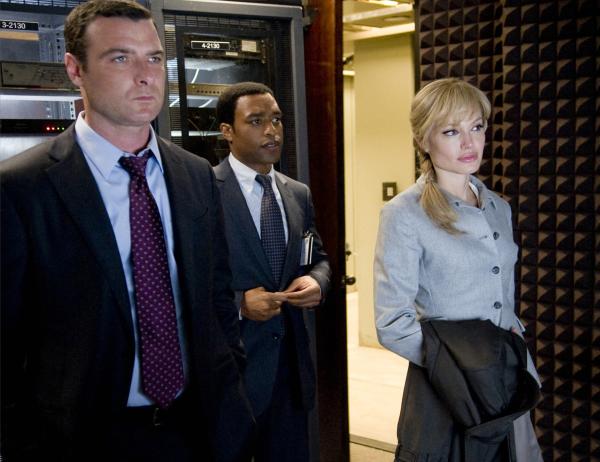 Bild 1 von 12: Noch ahnen die beiden CIA-Agenten Ted Winter (Liev Schreiber, l.) und Peabody (Chiwetel Ejiofor, M.) nicht, dass sie schon ganz bald ihre fähigste Agentin, Evelyn Salt (Angelina Jolie, r.), jagen werden.