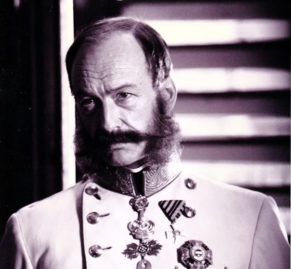 Bild 1 von 9: Schauspieler und Autor Miguel Herz-Kestranek führt in dieser Dokumentation an die historisch-kaiserlichen Schauplätze des Salzkammerguts. Als Gegenstück zum Schwergewicht der politischen Thematik zeigt die vorliegende Dokumentation die private Seite des Monarchen. Nirgendwo konnte er bei all seinem Pflichtbewusstsein als \