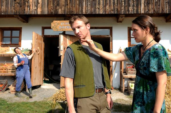 Bild 1 von 1: Für sein Zechgelage mit Fräulein Schneider bekommt Hans (Heiko Ruprecht, M.) von Klara (Nike Fuhrmann, r.) eine schallende Ohrfeige. Lisbeth Gruber (Monika Baumgartner, l.) will vermitteln.