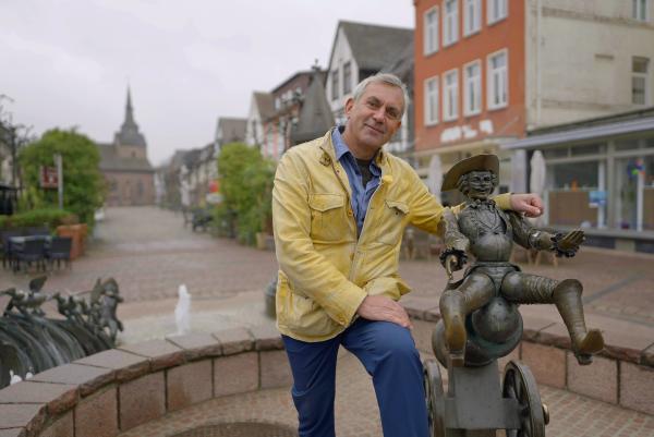 Bild 1 von 9: Wladimir Kaminer in Bodenwerder mit der Statue des berühmten Sohnes der Stadt Hieronymus Carl Friedrich Freiherr von Münchhausen.