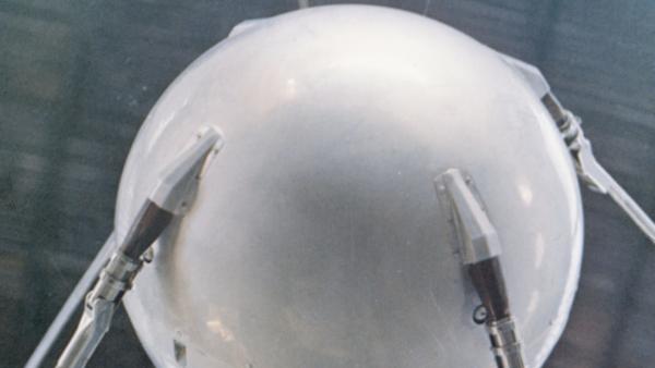 Bild 1 von 1: Mit Sputnik 1 umkreiste im Jahr 1957 zum ersten Mal ein von Menschen gebautes Objekt die Erde.