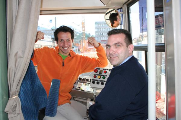 Bild 1 von 10: Willi darf heute Trambahn fahren. Fahrlehrer Bernhard Robl zeigt ihm, was dabei alles zu beachten ist.