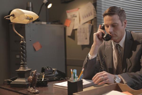 Bild 1 von 2: Der Kriegsheld Carl Taylor wird erschlagen aufgefunden. Lt. Joe Kenda (Carl Marino) lässt sich von dem anfänglichen Erscheinen, dass es keinen wirklich Grund für die Tat gibt, nicht täuschen und findet schließlich einen entscheidenden Gegenstand in einer Kopfwunde des Opfers ...