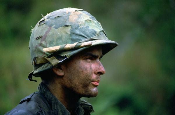 Bild 1 von 3: Chris Taylor (Charlie Sheen) ist der Armee freiwillig beigetreten ? mit dem Willen, seinem Land auf sinnvolle Weise zu dienen.