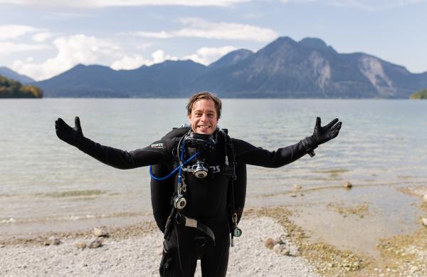 Bild 1 von 4: Für den Tauch-Check ist Tobi am Walchensee, einem See in den bayerischen Voralpen. Dort lernt der Checker, wie man in tiefem Wasser taucht.