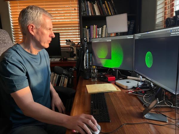 Bild 1 von 4: Es existieren viele Videoaufnahmen von vermeintlichen unidentifizierten Flugobjekten. Der UFO-Experte Mick West analysiert diese Videos mit professioneller Software Bild für Bild.