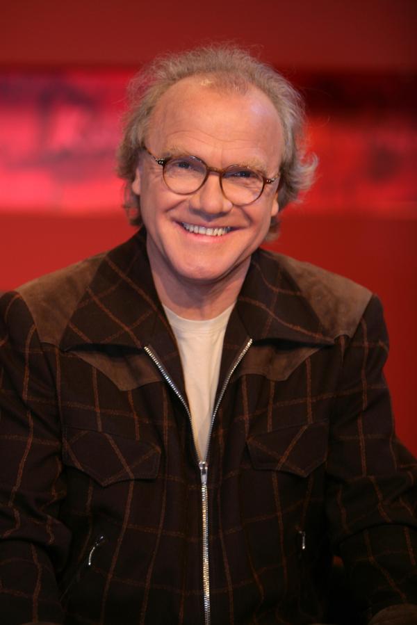 Bild 1 von 3: Michael Köhlmeier schildert die griechischen Mythen so eindrucksvoll, dass plötzlich all die Götter, Halbgötter, Kentauren und Titanen von ihrem Olymp herunter- oder aus ihrer Unterwelt emporsteigen und zu Gestalten voller Leben, Gefühl und Seele werdent, die Sagen in freier und ganz persönlicher Interpretation zu erzählen.