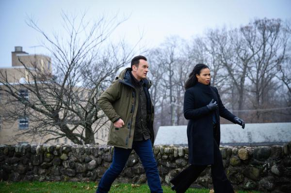 Bild 1 von 12: Jess LaCroix (Julian McMahon, l.); Sheryll Barnes (Roxy Sternberg, r.)