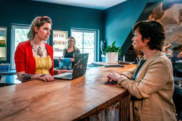 Bild 1 von 20: Im Bild (v.li.): Julia Jelinek (Mascha Fomina), Angelika Niedetzky (Biggi Obergschwendter), Katharina Stemberger (Joe Haizinger).