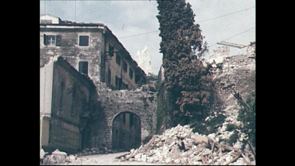 Bild 1 von 9: Im Bild: Gemona 1976 - Zerstörte Einfahrt von Gemona nach dem Erdbeben.