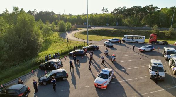Bild 1 von 6: Über die Autobahn Antwerpen-Rotterdam beliefern Drogenhändler den europäischen Markt. Die Autobahnpolizei und der belgische Zoll kontrollieren hier verstärkt.