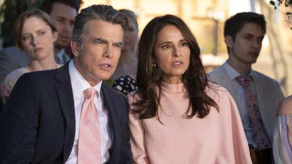 Bild 1 von 6: Howard (Peter Gallagher) und Pia (Jacqueline Obradors)