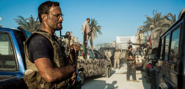 Bild 1 von 3: Dominic Fumusa plays John \