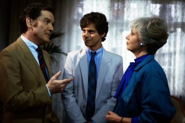 Bild 1 von 3: Tenstaag (Gerhard Friedrich, l.) offenbart Hannelore (Maria Sebaldt, r.) völlig neue Zukunftspläne ihres Sohnes Rüdiger (Jochen Schroeder, M.).