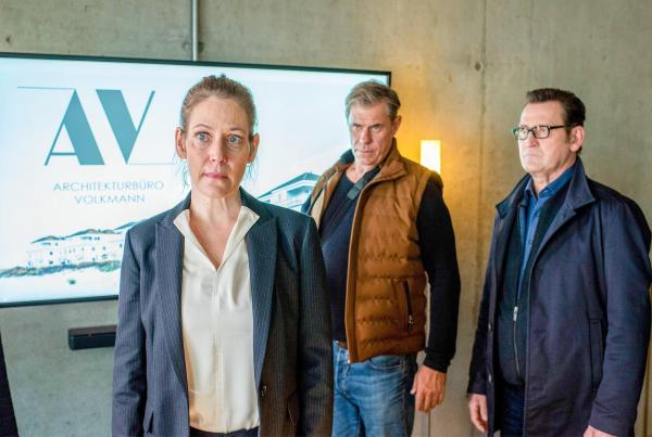Bild 1 von 4: Im Bild: Katharina Volkmann (Stephanie Japp, l.) ist schockiert als Finn (Sven Martinek, M.) und Lars (Ingo Naujoks, r.) ihr von Tessas Tod berichten.