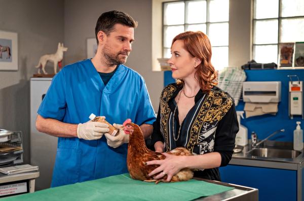Bild 1 von 4: Lissy (Elinor Eidt) bringt ein krankes Schulhuhn zu Andreas (Ralph Gassmann) in die Praxis.