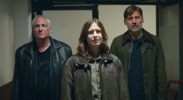 Bild 1 von 7: Emmas Patenonkel Jens (Kim Bodnia, l.), Emma (Fanny Leander Bornedal), und ihr Vater Martin (Nikolaj Coster-Waldau) sehen sich den Dämonen der Vergangenheit konfrontiert.