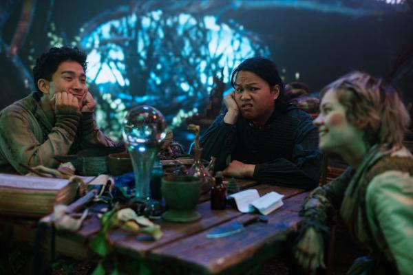 Bild 1 von 15: In einer düsteren Ecke des Schattenwaldes treffen Gai (Jan Liem, l.) und sein Bruder (Viet Anh Alexander Tran, M.) die junge Fee Fingerhut (Lea Drinda, r.). Während der ernste Teo ihre chaotische Art anstrengend findet, versteht sich Gai mit ihr bestens.