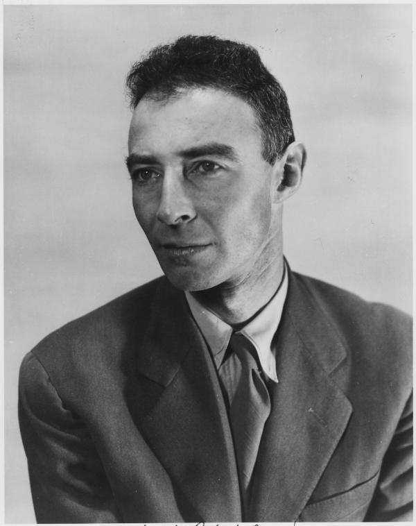 Bild 1 von 2: J. Robert Oppenheimer gilt als Schlüsselfigur bei der Entwicklung der Atombombe. Aufgrund seiner Biographie und seiner politischen Haltung in den 30er-Jahren galt er als \