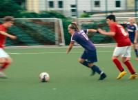 Kicken wie ein Mädchen