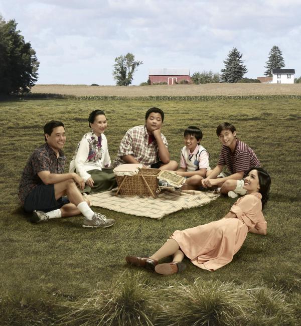Bild 1 von 18: (5. Staffel) - (v.l.n.r.) Louis Huang (Randall Park); Grandma Huang (Lucille Soong); Eddie Huang (Hudson Yang); Evan Huang (Ian Chen); Emery Huang (Forrest Wheeler); Jessica Huang (Constance Wu)